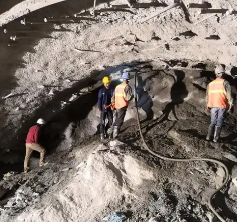 立山拱顶带模注浆料的施工流程及注意事项